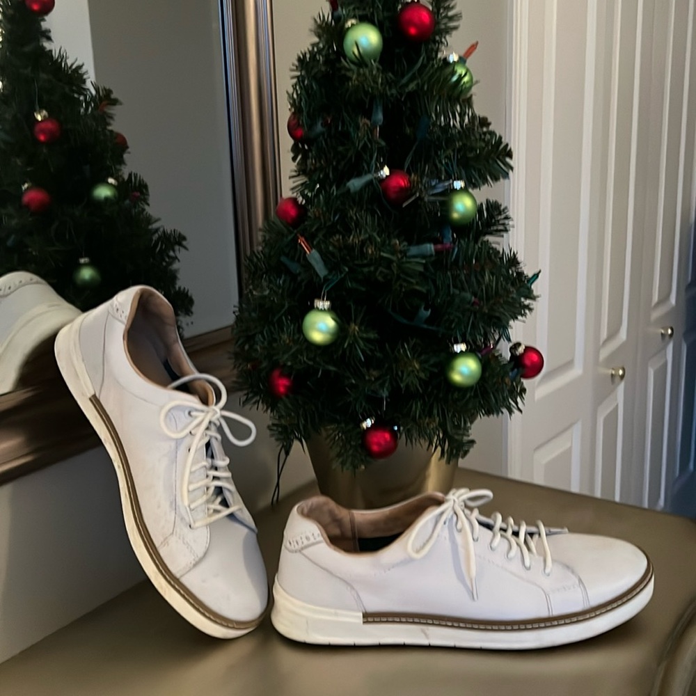 Men’s white leather Johnston Murphy, waterproof tennis shoe.